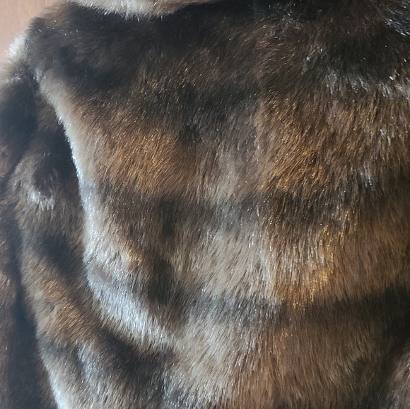 Faux Fur Cape made in USA - Picture 8 of 8